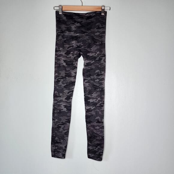 FINAL PRICE Spanx Black Camo Look At Me Now Seamless Crop Leggings M NWT - Picture 4 of 5